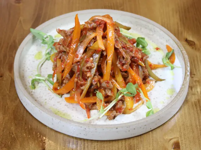 Ухрийн мах чинжуутэй салат / Beef and bell pepper Salad